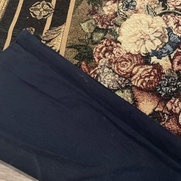 42” x 35” (3’6” x 2’11”) Moody Floral Tapestry w Navy Backing made in US - Picture 7 of 8